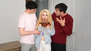 Szűk popsiját két mostohabátyja vastag farkakkal tömi tele egy kemény anál hármasban