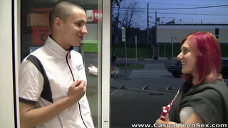 Gyors dugás a lila hajú vadmacskával