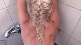 Strandon a tusolóban forró reggeli élvezet