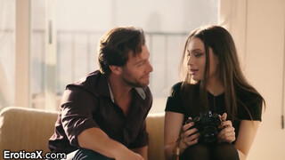 EroticaX - Liv Wild fotós ráizgul az alanyára