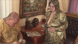 Dagi öregasszony és a fiatal srác