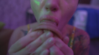 Orosz tetovált csaj mélytorkosan szop