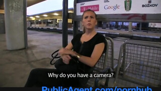 PublicAgent - vonatra váró szomorú csajszi