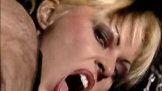 Fetish királynő perverz játékaival kényeztet