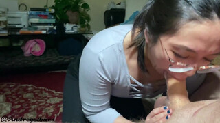 Szemüveges ázsiai csaj vad mélytorkos kalandja