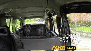 FakeTaxi pornósnak készülő punci megmutatja mit tud