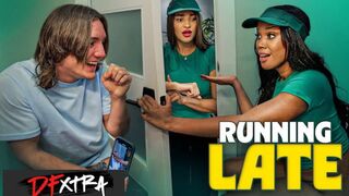 Kívánós pasi August vastag seggjét bassza munkába rohanás előtt