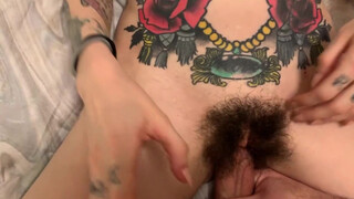 Tetovált szőrös amatőr punci