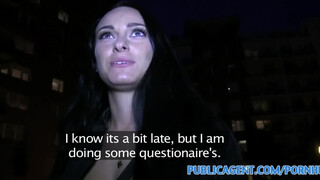 Gyönyörű csaj sikít a nyilvános kefélés közben