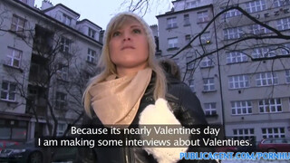 Lakótelepi csaj vadul kefél nyilvános helyen