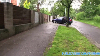 Kiéhezett háziasszony nyilvános helyen kefél