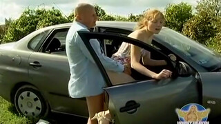 Gyuribácsi leskelődik a tini lány után