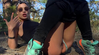 LaraJuicy - Szexi túrázó lány masztizik