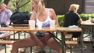 Magyar perverz csaj nyilvános nedves játékban