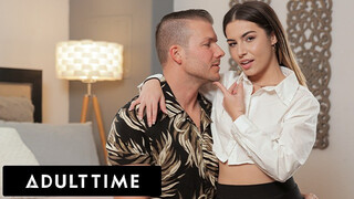 Dögös Chanel Camryn nedves punciját alaposan megkeféli a legjobb szexpartnere