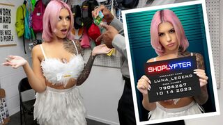 Dögös tini rajtakapva édességlopáson halloween jelmezben a boltban