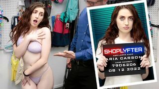 Vad rendőr félrehúzza Aria Carson lila tangáját és szenvedélyesen meghágja az asztalon