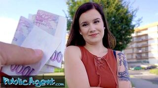 Gyönyörű Eliss csábítóan pózol meztelenül egy amatőr fotózáson