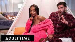 Lily Starfire elcsábítja mostohaapját titkos légyottra ugyanabban a szobában