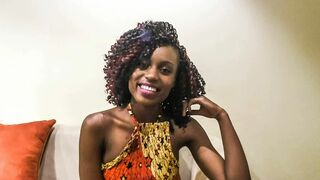 Mosolygós fekete csinibaba pov castingon keményen megdugva