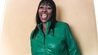 Fekete milf hamis állásinterjú fehér farokkal szétbaszva és arcra élvezés