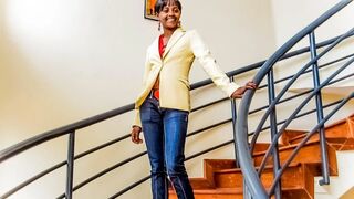 Fekete amatőr casting irodai fotózásra keményen megbassza a nagy faszú producer