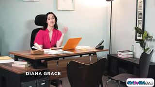 Író csókolja, nyalja és kényezteti apró mellekkel rendelkező könyvkritikusát