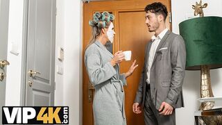 A tapasztalt szőke francia anyuka ismét elcsábít egy fiatal srácot