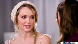 A karcsú riporter bevallja, vágyik a szőke csábító bimbóira