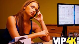 A kemény hitelező behajtja az adósságot a vonzó milf-től