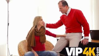 Barátságos szomszédlány forró kalandja szőkénél