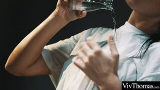 Gyönyörű barna szépségek érzékien olajozzák egymást és szenvedélyesen 69-eznek