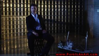 A dögös barna szépség hódítja meg a vad férfi erejét