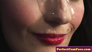 Káprázatos csipkés csoda hatalmas arckezeléssel