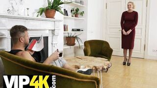 Szőke, tapasztalt orosz csábító hódítja meg a fiatal srácot csábos harisnyában