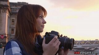 Szexi európai szépség hátulról kényeztetve