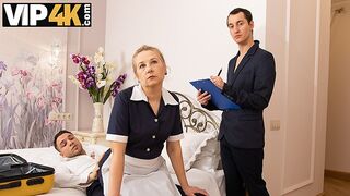 Szobaszolgálat csavarral egy forró érett szőkével