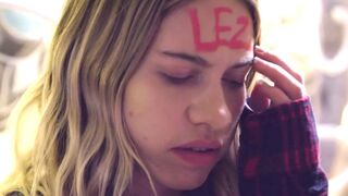 Tini lányok forró fürdőszobai leszbikus játszmája