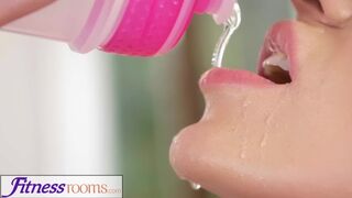 Afina Kisser, a szőke orosz milf mohón kényezteti a hatalmas szerszámot