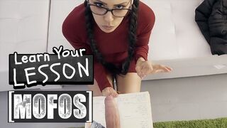 Andreina Deluxe a könyveket bújja, Jordi viszont a domborulatait csodálja