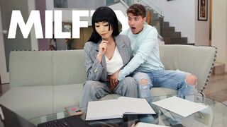 Bűntudatos Mostohaanyám Engedi, hogy Simogassam, Mert Elfelejtette a Születésnapomat - MYLF