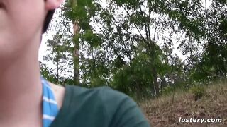 Fához kötözve izgatja a férfiasságát