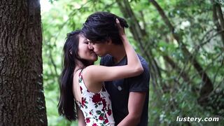 Dögös szájmunka és vad szeretkezés az erdő mélyén