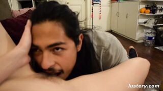 Virgilio meghódítása: Violet szenvedélyes engedelmessége a kanapén