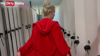 Szőke pomponlány forró játéka az öltözőben