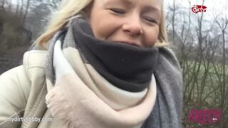 Dögös tini csaj bringán kényezteti lucskos punciját