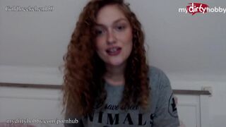 Formás tini kényezteti szűk ölét kemény játékszerrel