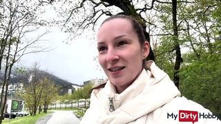 Dögös fiatal amatőr nyilvános kényeztetése ismeretlennek