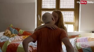 Szőke tini sóhajtoz, míg az idősebb férfi kényezteti a testét