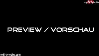 Szőke tini lány sztrapkóban lovagol a szenvedélyen a casting helyszínén